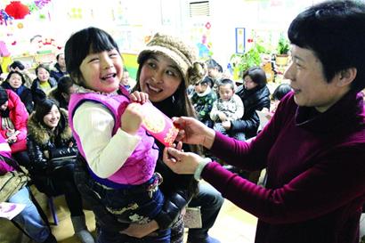 普惠性民办幼儿园补贴下发 每名收五百元红包