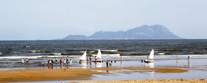 以山、海、岛、滩、湾、河、林绝佳旅游资源,向世人展示着独有的雍容华贵;以北方第一湾的高昂姿态,向世界知名旅游度假胜地迈进——碧海金沙灵山湾。 “灵山湾的沙滩是北方地区唯一一个能和三亚媲美的。”2010年,金典集团董事长张宝全在与青岛市区隔海相望的灵山湾畔,曾如此赞叹道。 而在当时,灵山湾在大多数人看来仍然是一个默默无闻的小海湾。 这句话,张宝全敢说——他的亚龙湾红树林酒店已经运营7年,如今,他又投资65亿在灵山湾打造“青