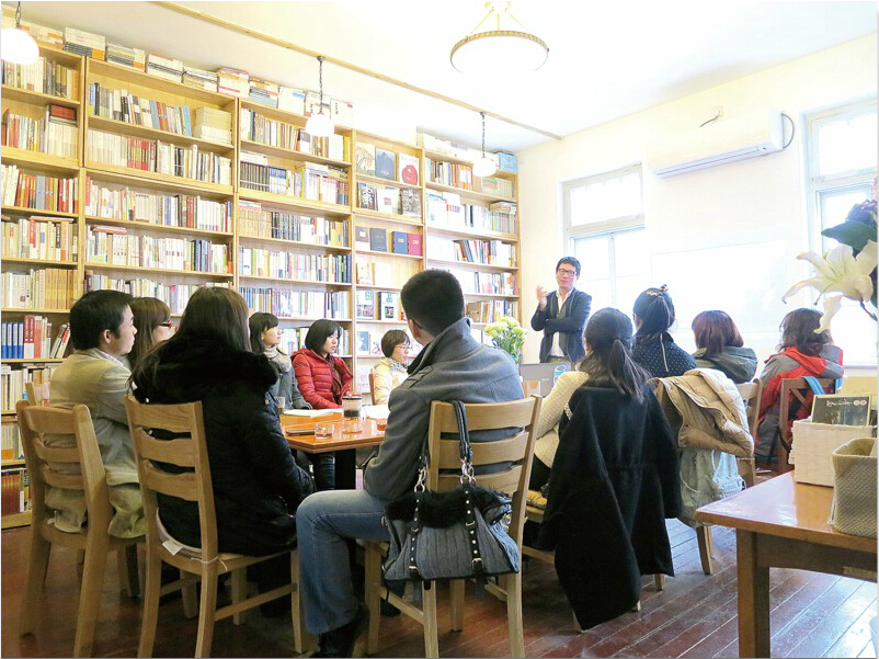 7月18日,山东首家24小时书店“明阅岛”在书城二楼正式营业,一度成为舆论焦点,也让公众目光再次投向在移动互联网时代艰难生存的实体书店。如今,明阅岛正式营业逾3个月,位于繁华市区的地理位置、新华书店的背后支撑等多项资源都使得其具有一般独立书店尚不具备的竞争优势。在岛城,尚有数十家大小不一的独立书店分散在各个角落,如何在坚守中寻找新的空间,是其面对的共同难题。 多元经营: 更像爱书人俱乐部 点上一杯咖啡或绿茶,选一个靠窗的位置坐下,伴着轻柔的音乐安静地读完一本书…&h