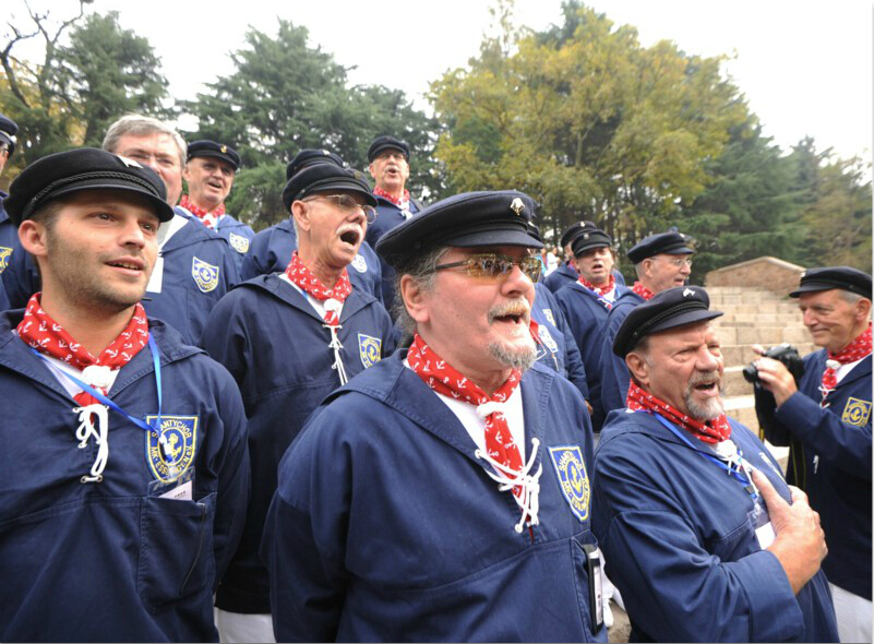 旅居青岛德国人后裔来寻迹 47名成员开始祈愿