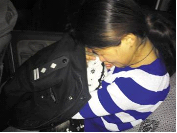 出水痘无钱医治 绝望女子抱儿子卧轨自杀-青岛