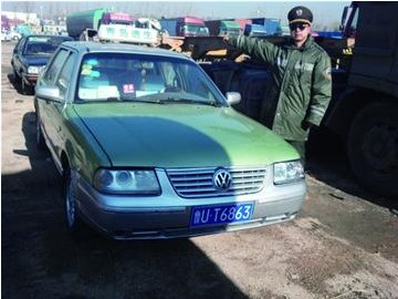 青岛最牛套牌车套4个牌 手续都伪造司机弃车狂