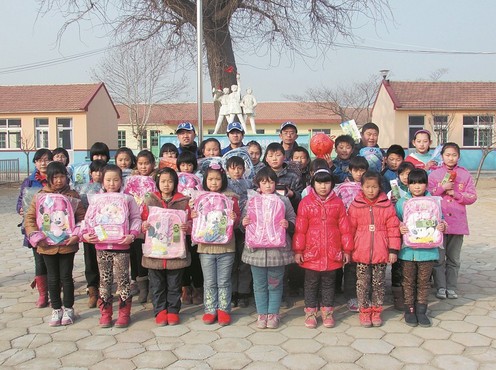 情人节临近志愿者为海青镇大岭小学孩子们卖花