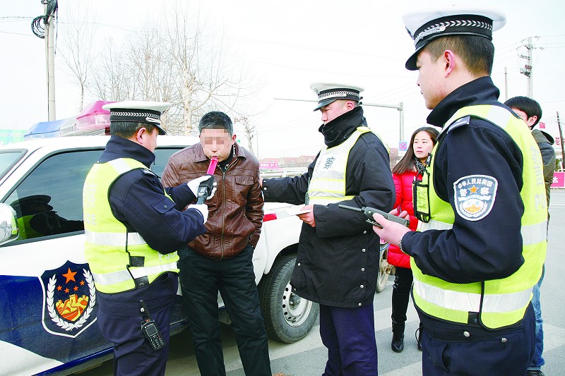 交警背街小巷查酒驾 146名司机落网-青岛西海