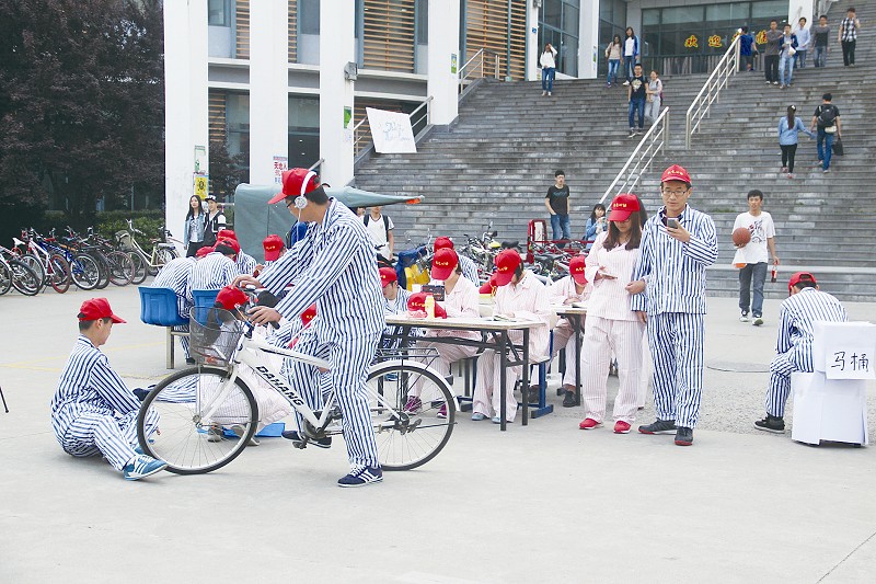 中国石油大学学生静止行为艺术表演