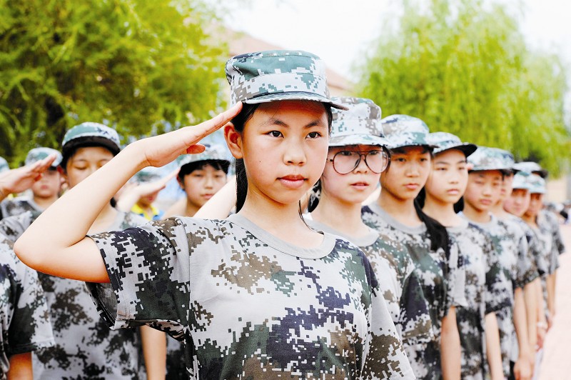 千余名中学生参加暑期军训 接受考验