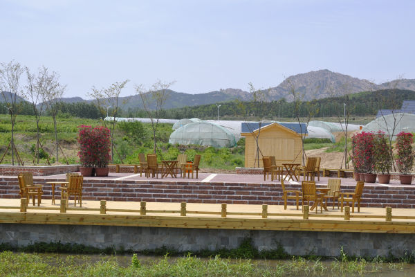 景点基本信息 旅游区(点)等级:非A级 地理位置:乡村 地址:青岛市黄岛区藏南镇 客服电话 0532-84168111 适宜人群:老人 青年 儿童 游览时间:7:00---18:00 景区面积:3500亩 支付方式:现金 景点简介 藏马山生态观光园(即藏马山蓝莓园)总面积3500亩,位于青岛市黄岛区藏南镇,依山傍水,风光秀丽,集蓝莓种植、度假观光、休闲购物、水果采摘为一体,其中蓝莓种植区达2000亩,含暖棚、冷棚、露地三种种植方式,种植有蓝丰、塞拉、都克、北陆等高档蓝莓品种40余万株,园内可赏、可游、可