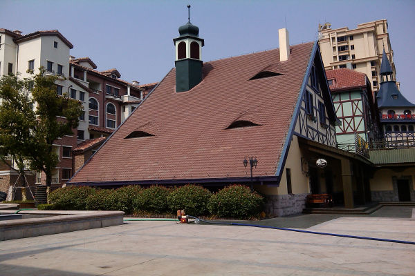 景点基本信息 地址:青岛市黄岛区东岳中路719号 客服电话:15066236688 86196888-8006 景点简介 波尔卡小镇是山东省青岛市黄岛区一个具有德式风格的小镇,隶属于天一畔城,在街道设计和文化氛围建设上,到处都体现着德国浪漫的感觉,其中设计了一条西海岸地是风情街,在街道中随处都可以看到欧式风格设计,让您犹如置身于德国,感受德国浪漫安心的氛围。 波尔卡小镇最具特色的是德式风情街,完全的欧式建筑,充满着浪漫的感觉,在街道中经常会看到拍婚纱照的新人,所以这里也是一个神圣的街道,能感受一对对新人