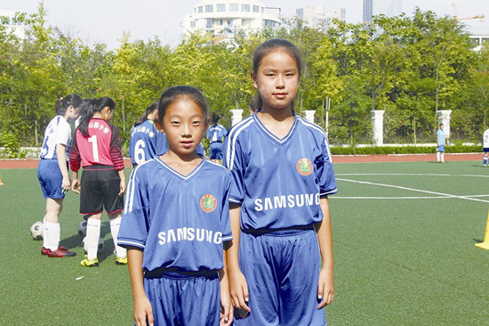 名女孩作代表参与青少年校园足球夏令营训练 