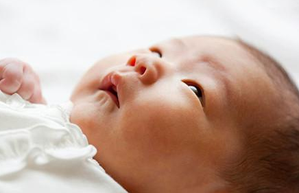 秋季宝宝发烧最可能的原因 耳鼻喉发炎也会引