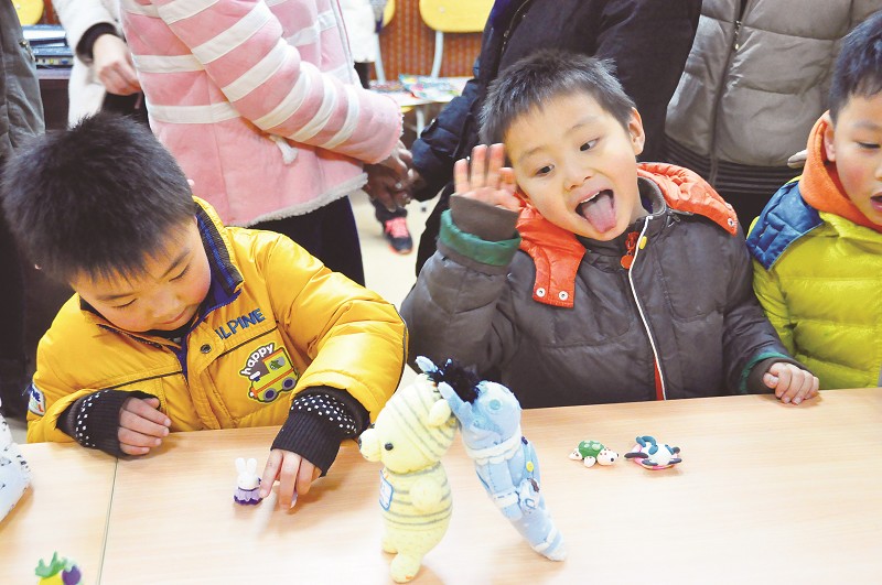 黄海学院学准幼师打造童话世界 吸引孩子目光
