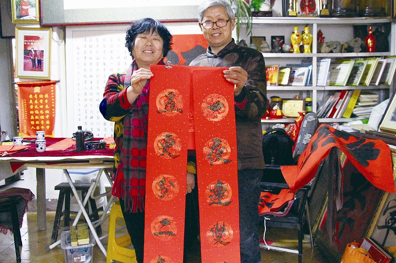 手写春联送邻里 年味更浓情更真 -青岛西海岸新