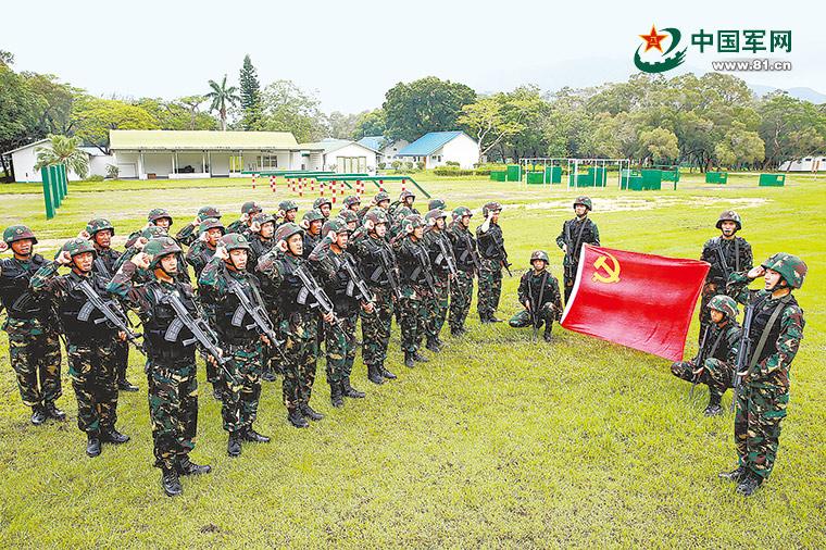 驻港女特种兵加码练体能:走路都在兜里揣石头