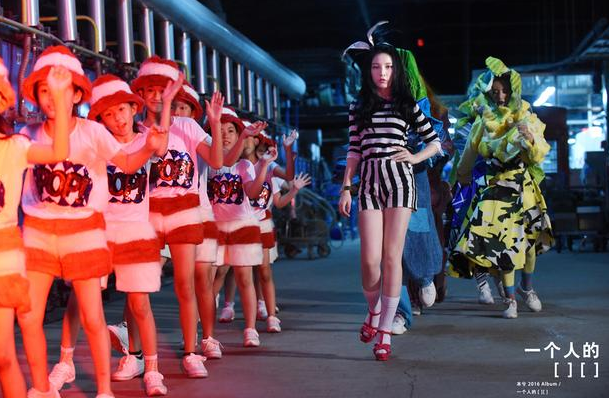 本兮《翻篇》舞蹈版MV曝光 蓝波量身打造萌怪