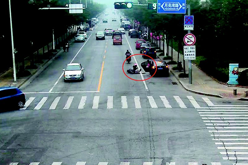 女司机大意开车门撞倒电动车 开门酿事故大多