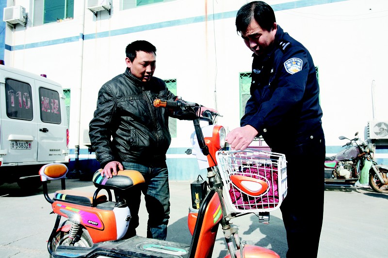 近日,黄岛警方破获一起电动自行车被盗案,盗窃嫌疑人杜某(男,39岁,安丘市人)被依法行政拘留7日。在警方破案过程中,电子卫士发挥了关键作用,这也是黄岛警方利用电子卫士破获的首起盗窃案件。 11月25日上午,黄岛区的多先生和妻子陈女士骑着一辆电动自行车去逛街,两人到了天方购物广场后,随手将电动自行车停放在路边,没有上锁就进了超市。当天下午3点左右,多先生和妻子买完东西,出来取电动车时却傻了眼,电动自行车不见了。以为记错了停放位置,他们便在周边寻找,但找了一圈也没有找到,这才意识到电动自行车被人偷走了