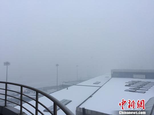 乌鲁木齐机场现冻雾 进出港航班延误滞留2300