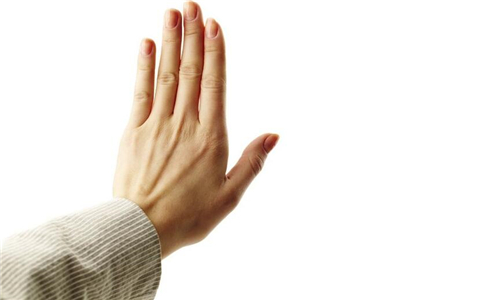 手指甲凹凸不平有三个原因