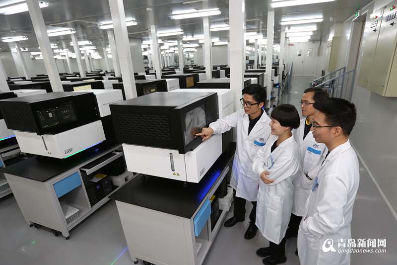 华大基因科研人员在实验室进行基因检测工作 新业态集聚,瞄准产业新方向 新技术、新产业、新业态、新模式,已成为促进新旧动能转换、加速经济转型发展的新动力。新区瞄准高精尖,找准产业发展方向,抢占新一轮产业革命的风口。 8月9日,佳诺华国际医养健康小镇项目和金柱智慧康养特色小镇项目,集中落户青岛西海岸新区藏马山国际旅游度假区。这是一个月内,继中民嘉业霍普金斯医疗康复小镇签约以来,新区再次引进的两个高端医养健康项目,助推西海岸打造国际医养健康产业新高地。 产业小镇是传统工业园的升级版,是一种未来经济发展的