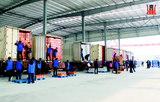 新疆水果乘专列抵青 运费降低让香梨价格亲民