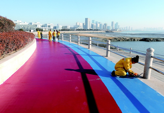 唐岛湾景区部分海滨路进行上色 充满活力