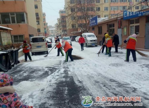 黄岛街道闻雪而动 保障居民安全出行