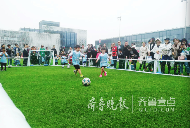 拜仁足校幼儿足球赛西海岸开赛,120名足球小将